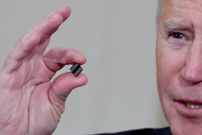 US President Biden holds a semiconductor chip (Photo: Reuters/Jonathan Ernst)