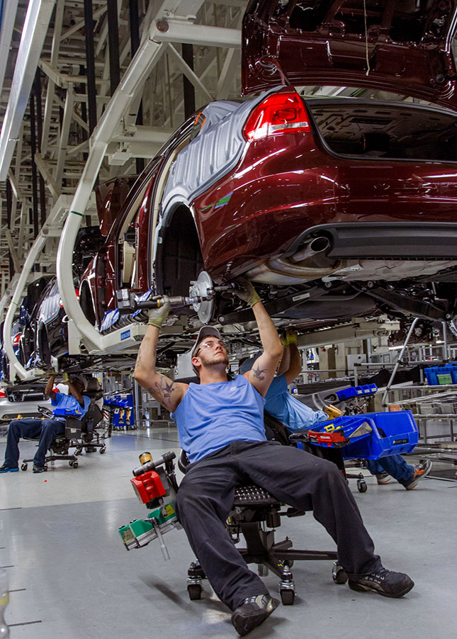 Many of the biggest new U.S. plant projects are in right-to-work states—like Tennessee, where workers are seen assembling Volkswagen sedans at the automaker’s plant in Chattanooga. (Erik Schelzig/AP Photo)